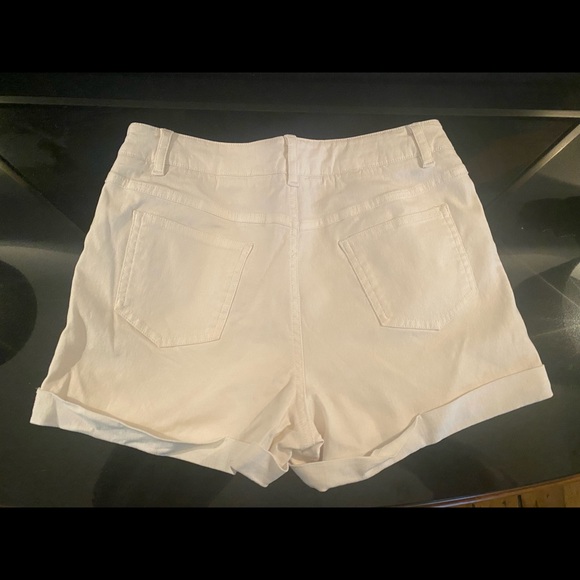 White shorts - Picture 2 of 2